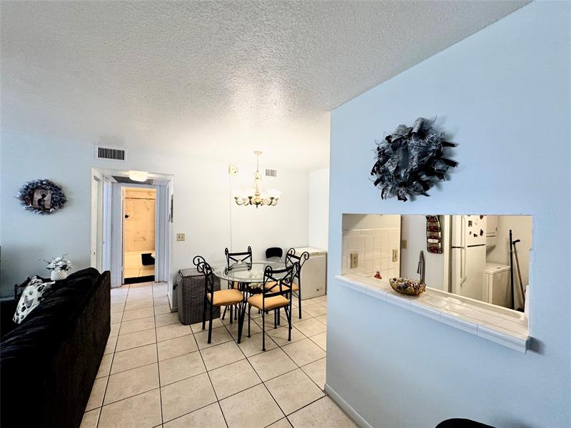 Image 12 of 41 For 3590 University Dr  V-6