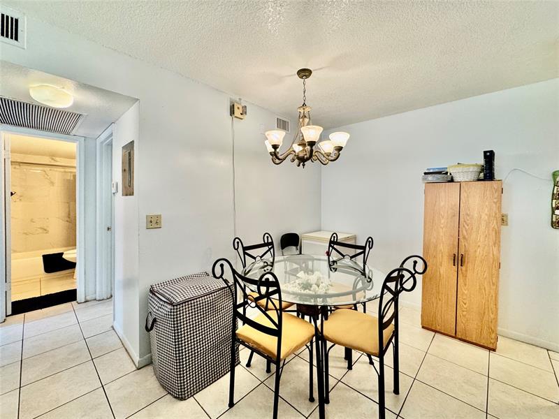 Image 13 of 41 For 3590 University Dr  V-6