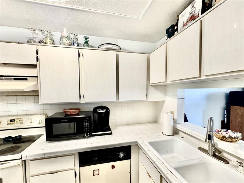 Image 14 of 41 For 3590 University Dr  V-6