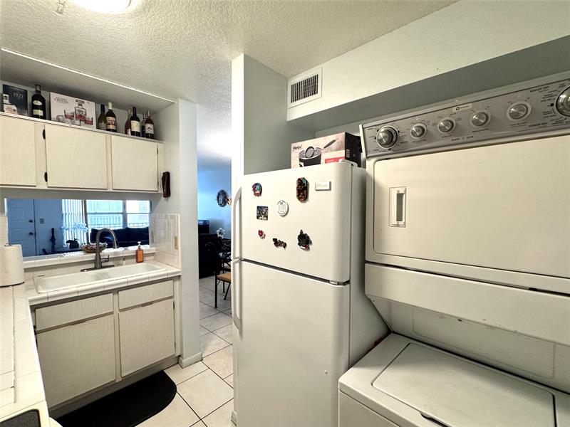 Image 15 of 41 For 3590 University Dr  V-6