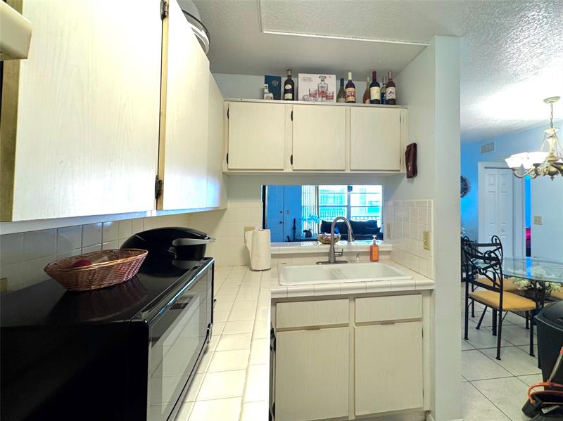 Image 16 of 41 For 3590 University Dr  V-6