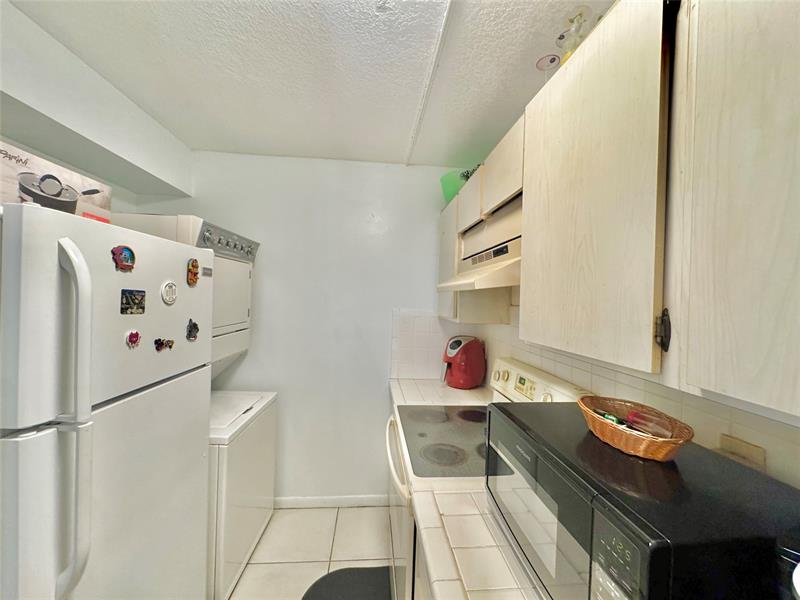 Image 17 of 41 For 3590 University Dr  V-6