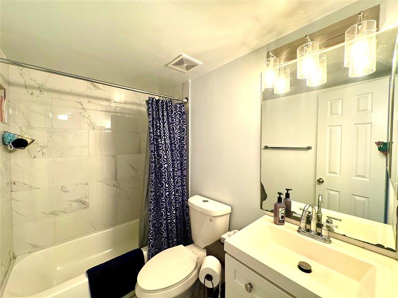 Image 19 of 41 For 3590 University Dr  V-6