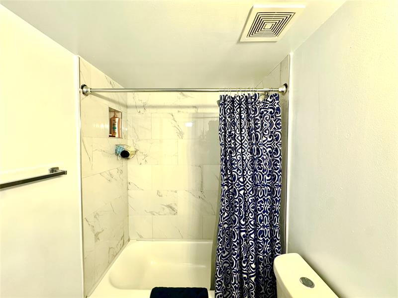 Image 20 of 41 For 3590 University Dr  V-6