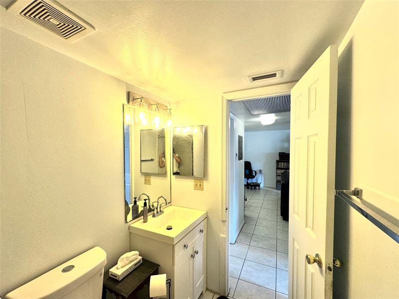 Image 21 of 41 For 3590 University Dr  V-6