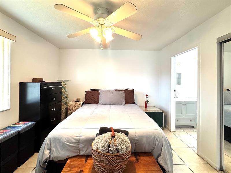 Image 22 of 41 For 3590 University Dr  V-6