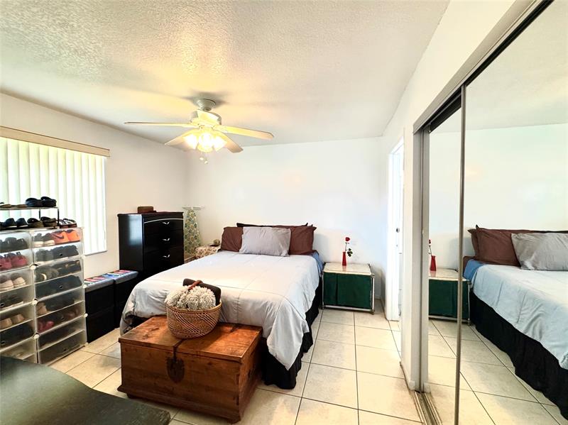 Image 23 of 41 For 3590 University Dr  V-6