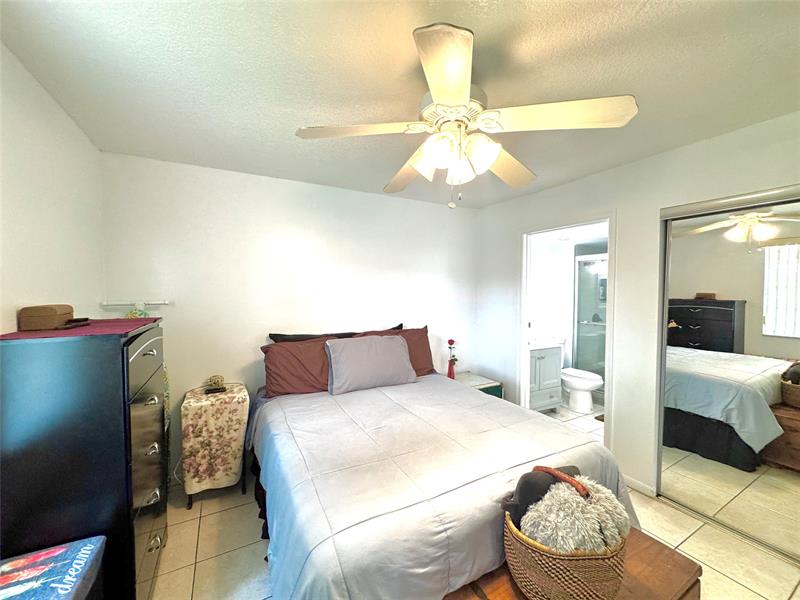 Image 24 of 41 For 3590 University Dr  V-6