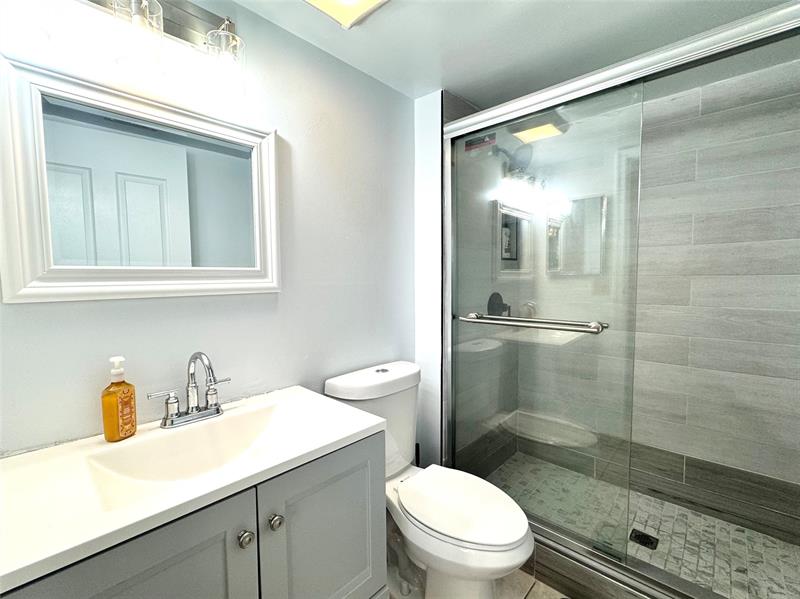 Image 25 of 41 For 3590 University Dr  V-6