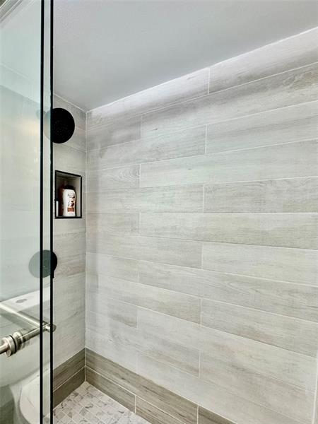 Image 27 of 41 For 3590 University Dr  V-6