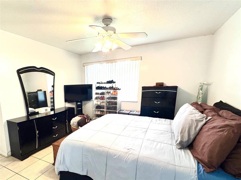 Image 29 of 41 For 3590 University Dr  V-6