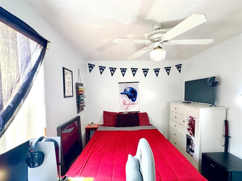 Image 32 of 41 For 3590 University Dr  V-6