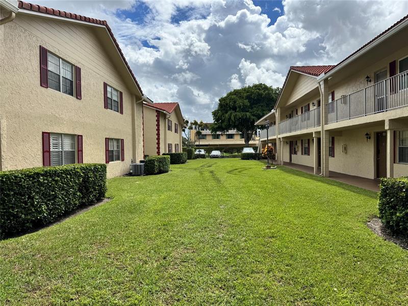 Image 4 of 41 For 3590 University Dr  V-6