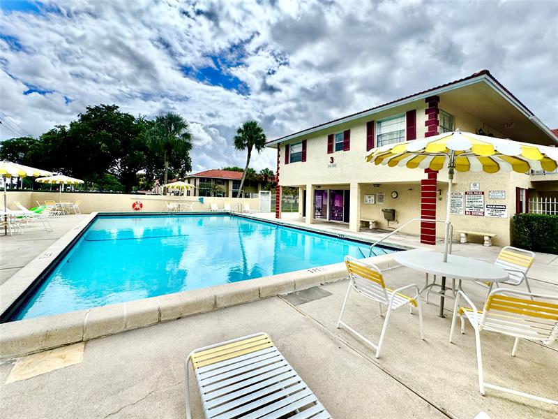 Image 5 of 41 For 3590 University Dr  V-6