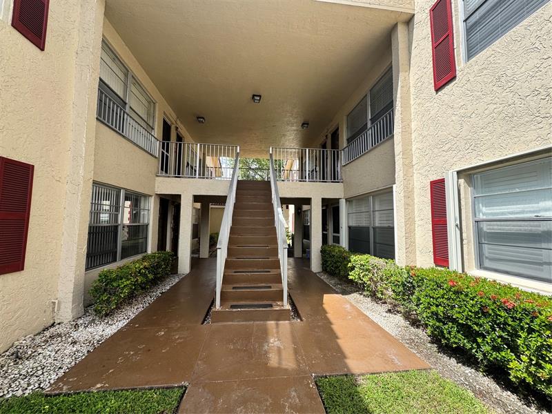 Image 7 of 41 For 3590 University Dr  V-6