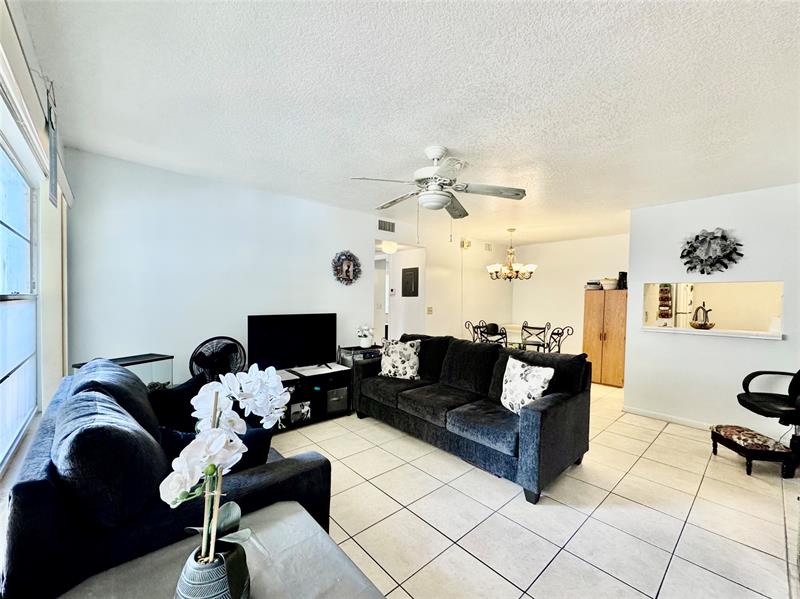 Image 9 of 41 For 3590 University Dr  V-6