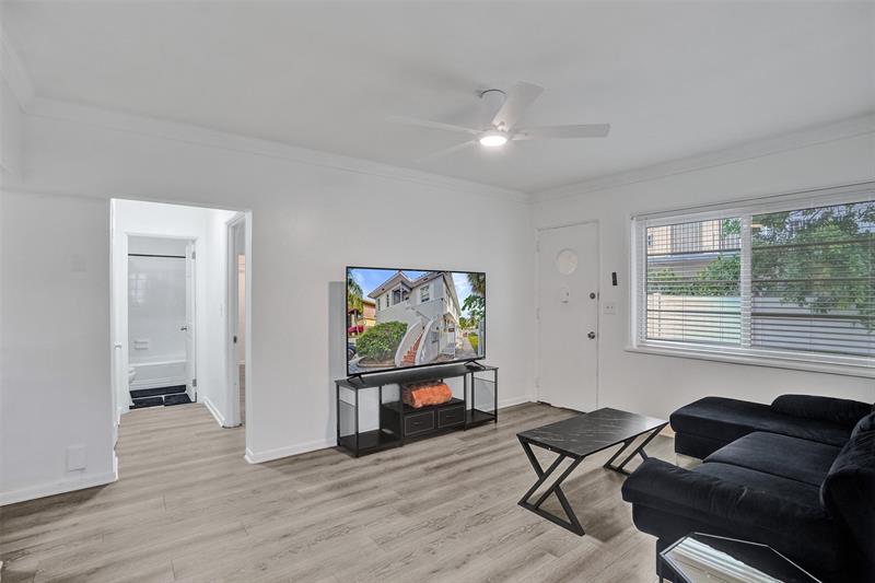 Image 10 of 26 For 6929 Rue Vendome  1