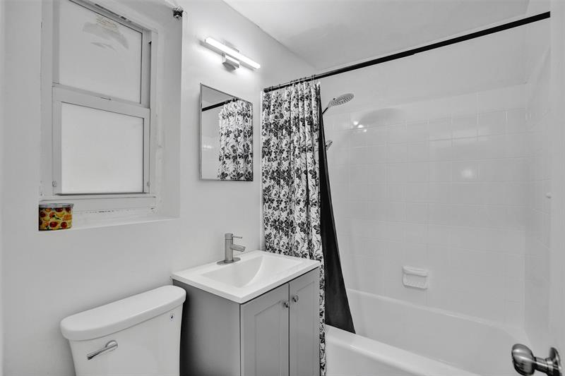 Image 18 of 26 For 6929 Rue Vendome  1