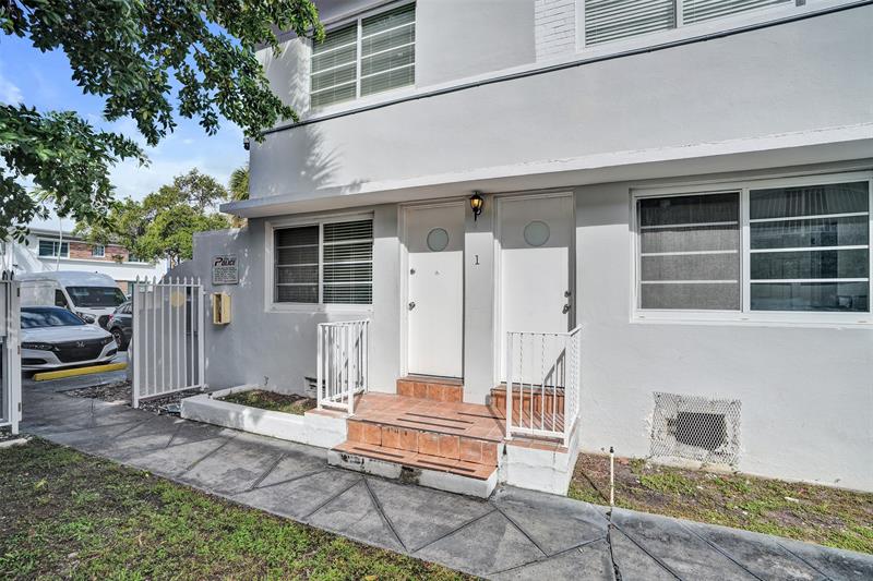 Image 19 of 26 For 6929 Rue Vendome  1