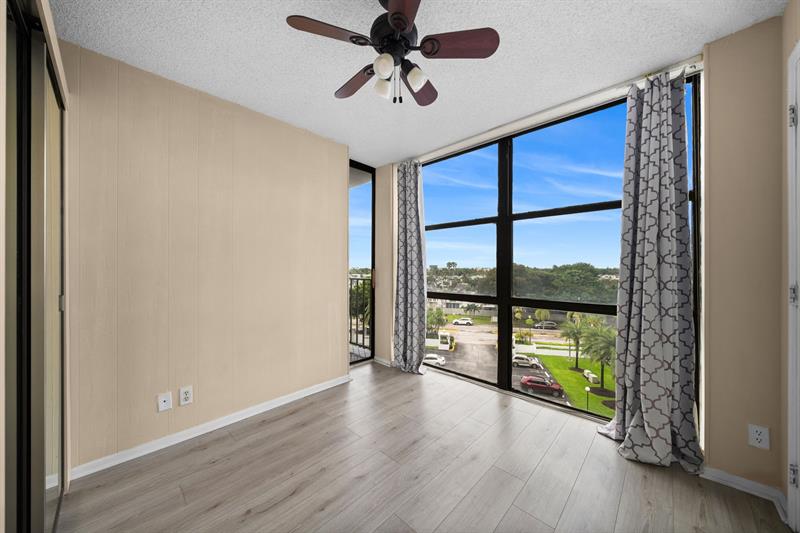 Image 11 of 41 For 800 Parkview Dr  625