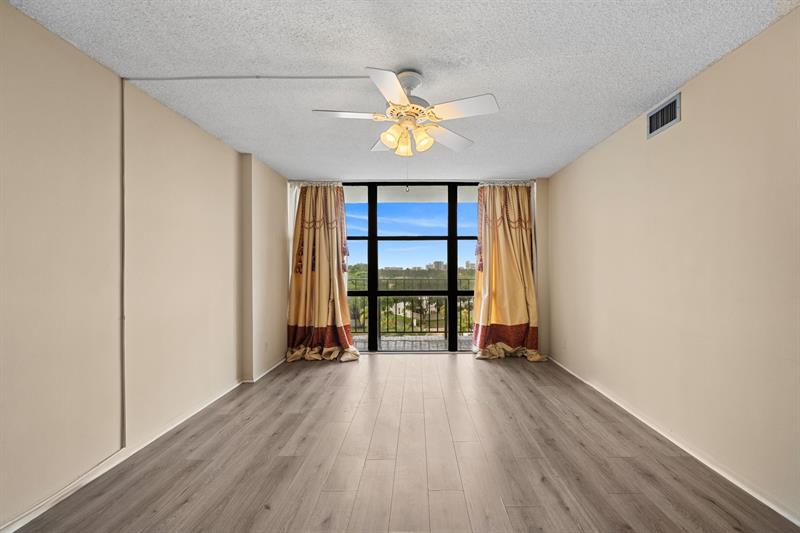 Image 18 of 41 For 800 Parkview Dr  625