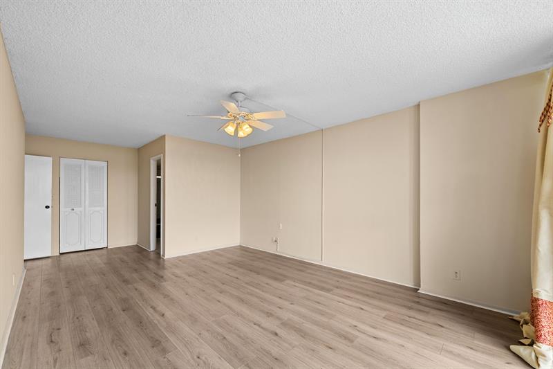 Image 20 of 41 For 800 Parkview Dr  625