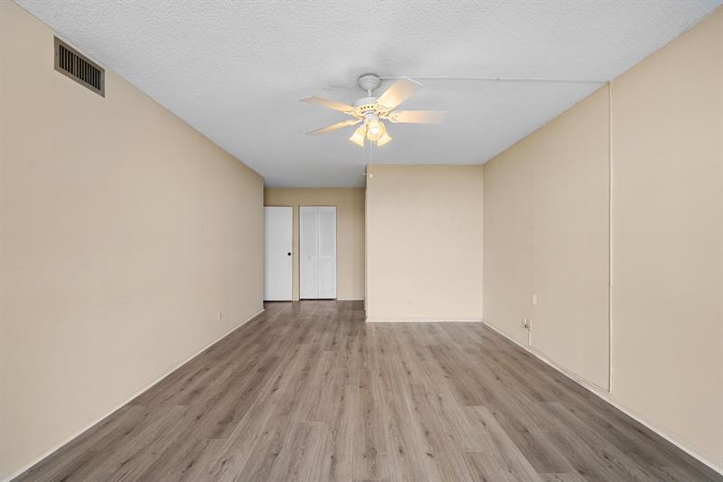Image 21 of 41 For 800 Parkview Dr  625