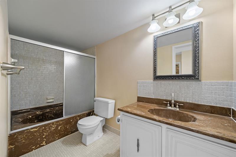 Image 22 of 41 For 800 Parkview Dr  625