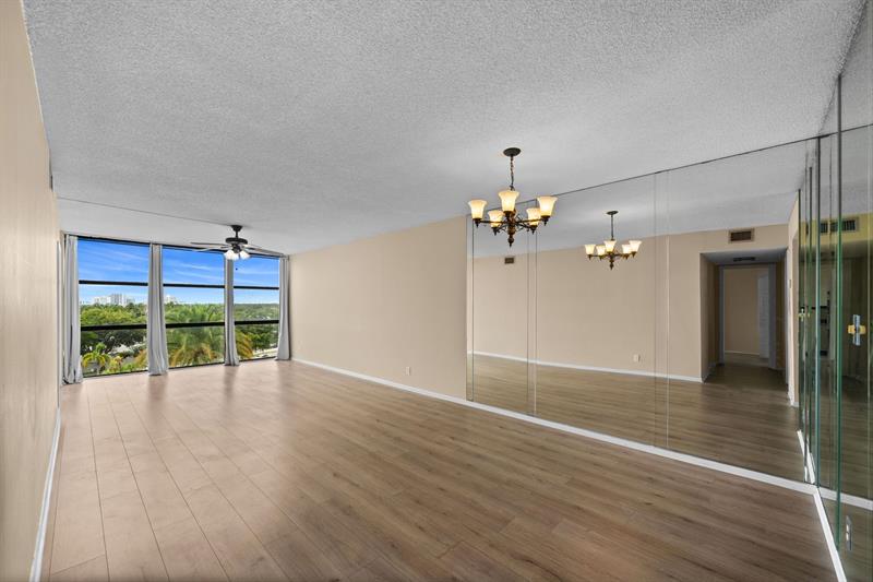 Image 4 of 41 For 800 Parkview Dr  625
