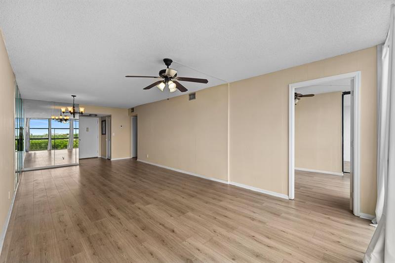 Image 6 of 41 For 800 Parkview Dr  625