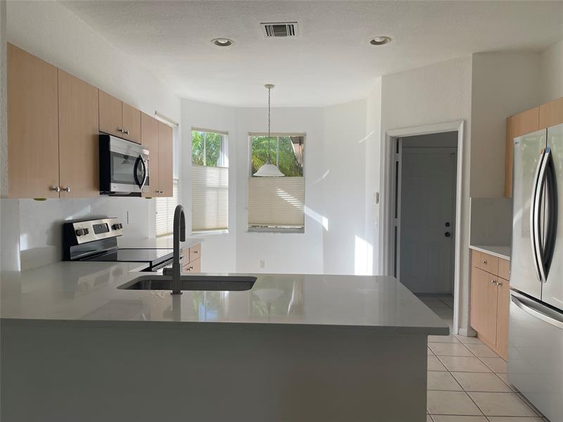 Image 4 of 9 For 516 Live Oak Ln