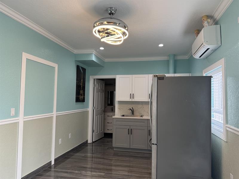 Image 3 of 9 For 240 27th St  