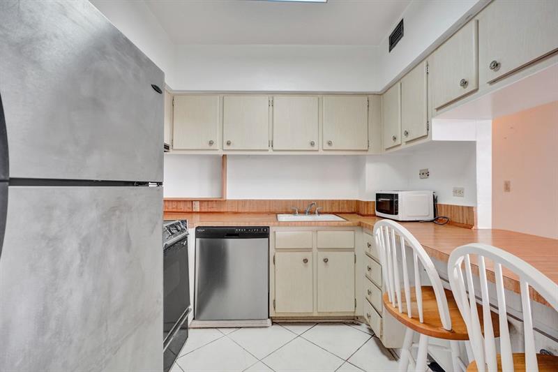 Image 10 of 93 For 7441 Wayne Ave  10c