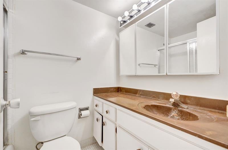 Image 30 of 93 For 7441 Wayne Ave  10c