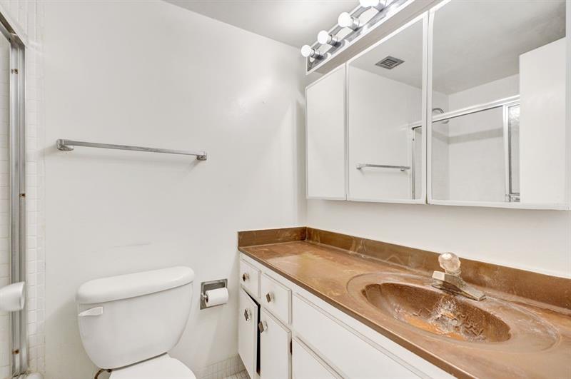 Image 32 of 93 For 7441 Wayne Ave  10c