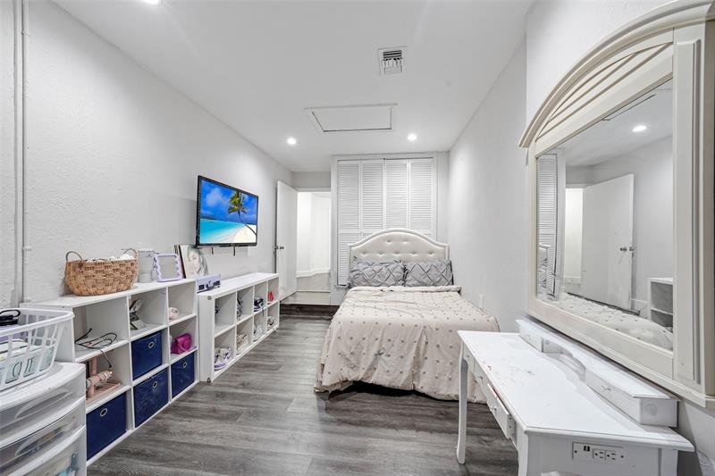 Image 31 of 58 For 2687 Oak Park Cir