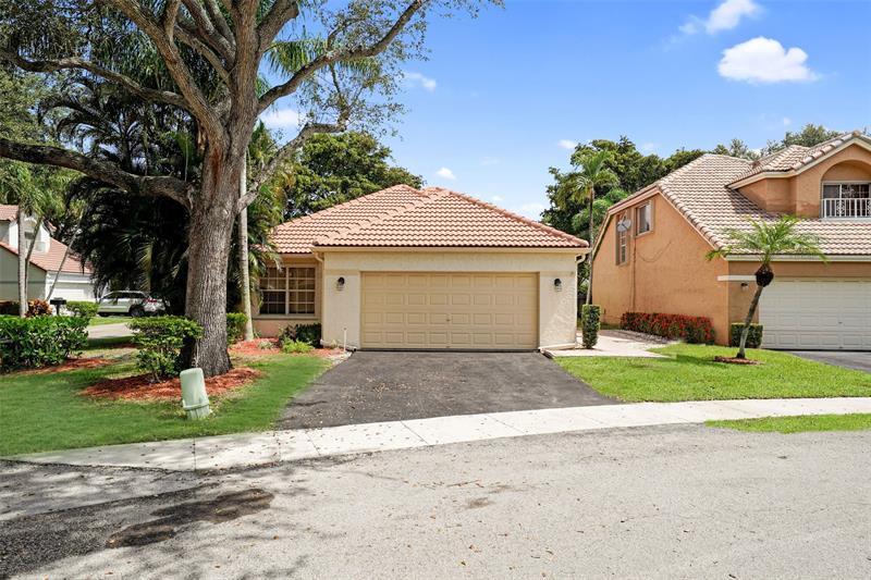 Image 4 of 58 For 2687 Oak Park Cir