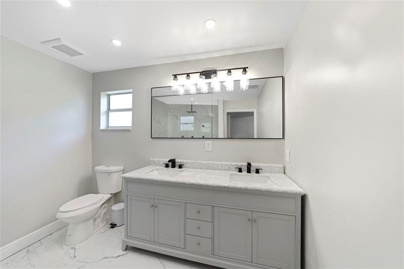 Image 5 of 58 For 2687 Oak Park Cir