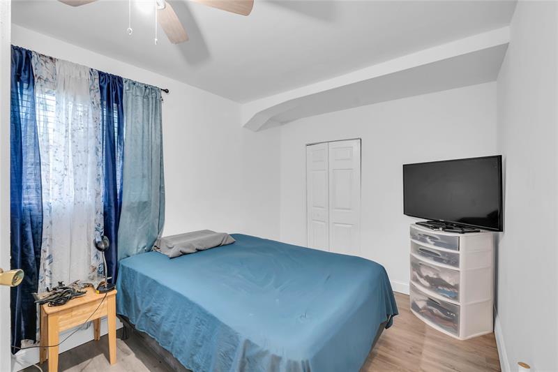 Image 11 of 39 For 891 34th Ter