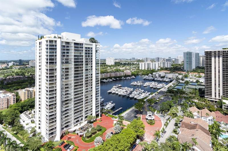 Image 4 of 22 For 19355 Turnberry Way  24c