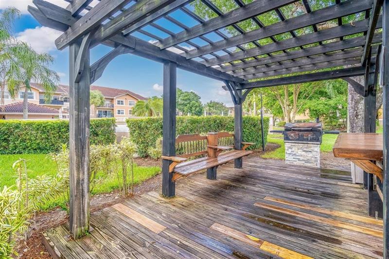 Image 16 of 18 For 8851 Wiles Rd  305