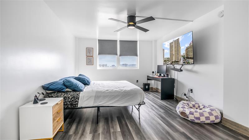 Image 21 of 32 For 1833 Ocean Dr  1608