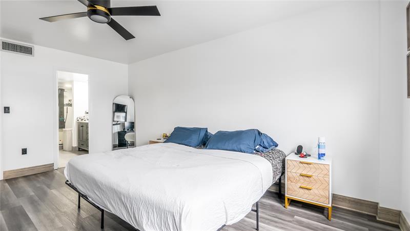 Image 22 of 32 For 1833 Ocean Dr  1608