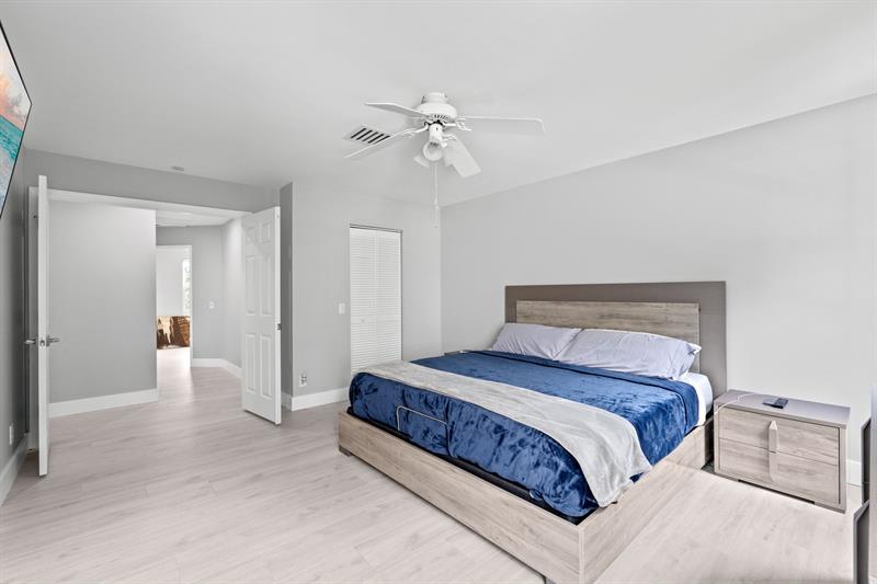 Image 26 of 53 For 11661 3rd Dr
