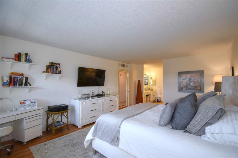 Image 11 of 55 For 5100 Ocean Blvd  516