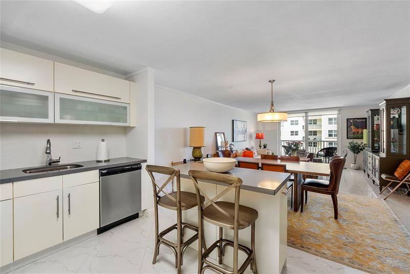 Image 10 of 40 For 1601 Ocean Dr  902