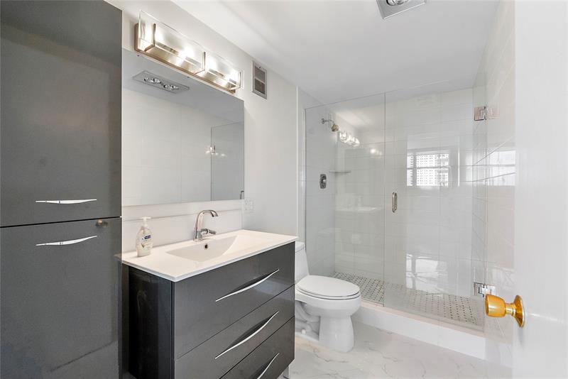 Image 22 of 40 For 1601 Ocean Dr  902