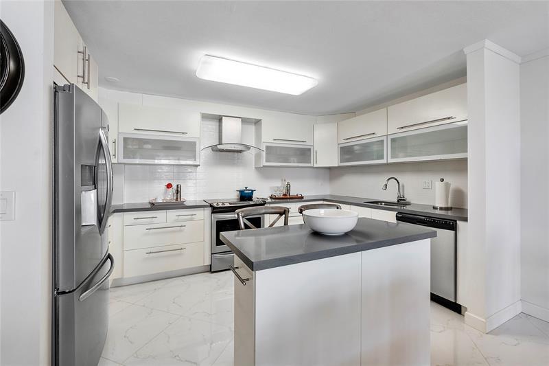 Image 7 of 40 For 1601 Ocean Dr  902