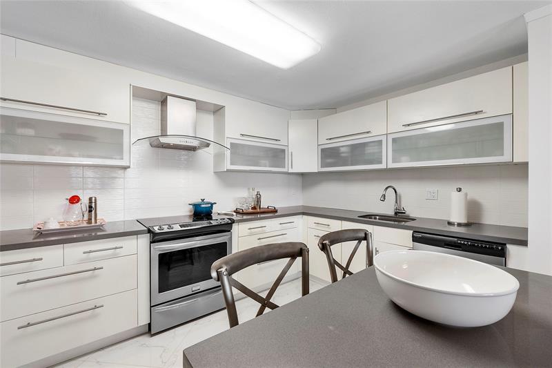 Image 8 of 40 For 1601 Ocean Dr  902