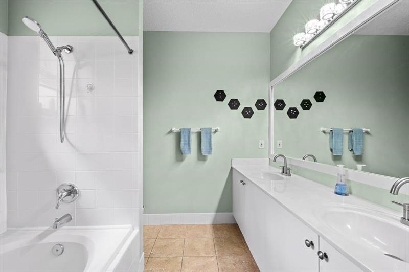 Image 10 of 18 For 4784 Central Boulevard  22